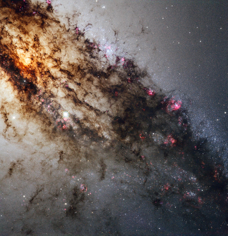 Centaurus A, também conhecido como NGC 5128, distante 14 milhões de anos-luz da Terra. 