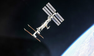 ISS muda órbita para evitar colisão com lixo espacial russo, diz NASA