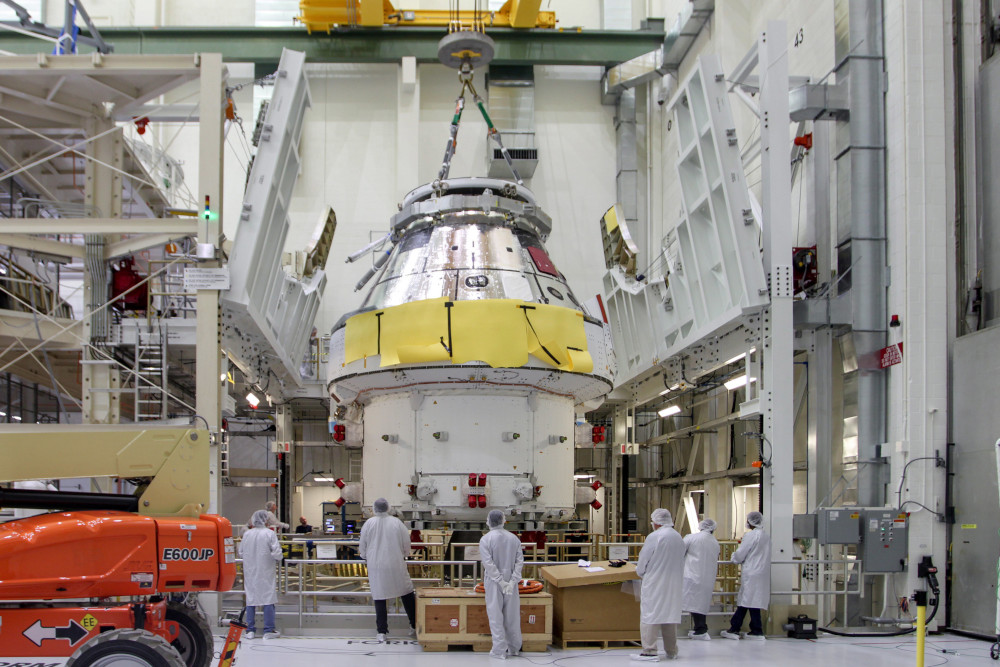Foto de março de 2020, quando a nave Orion chega ao Centro Espacial Kennedy, da NASA, para iniciar a integração com o foguete da missão Artemis 1.