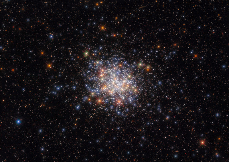 NGC 1755, uma pitada de estrelas a 120 anos-luz da Terra