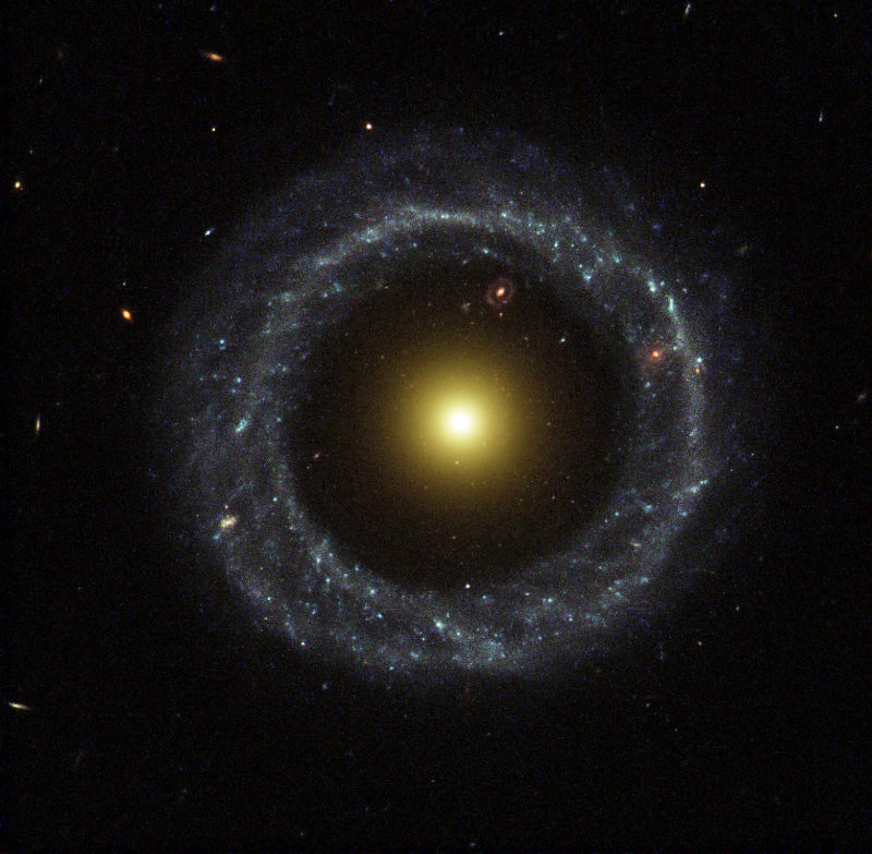 Foto do Objeto de Hoag traz duas galáxias raras em uma mesma imagem.