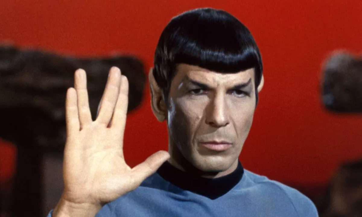 O ator Leonard Nimoy, caracterizado como "Spock", com ascendência meio-humana e meio-vulcana, e que nasceu no planeta Vulcano.