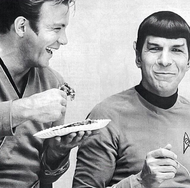 Comemoração do aniversário de Shatner nos bastidores da série “Star Trek: A Série Original”, durante a década de 1960.