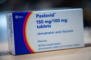 Covid: Anvisa aprova vendas de Paxlovid em farmácias brasileiras