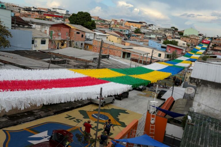 Morador resgata a tradição de enfeitar as ruas para Copa do Mundo