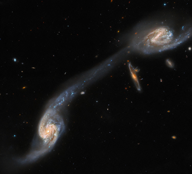 Hubble detecta conexão galáctica a 200 milhões de anos-luz de distância