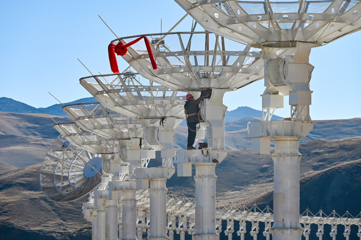 Foto captada durante a construção do novo radiotelescópio da China dedicado à observação do Sol.