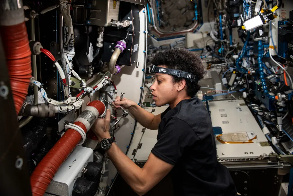 A astronauta Jessica Watkins enquanto faz uma manutenção no sistema de suporte à vida da Estação Espacial Internacional, em julho de 2022.