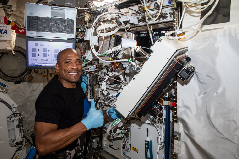 O astronauta Victor Glover a bordo do módulo japonês Kibo, na ISS, em 2020, realizando experimentos biológicos.