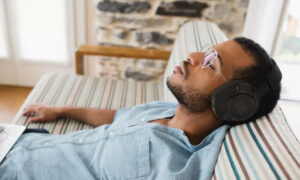 Black friday antecipada: headset da JBL sai R$ 200 off na Amazon