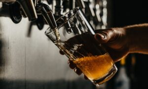 Consumo (moderado) de cerveja pode prevenir Alzheimer, revela estudo