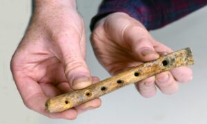 Flauta medieval de osso de cabra é desenterrada na Inglaterra; veja