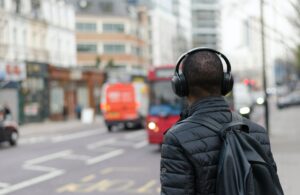 Um bilhão de jovens correm o risco de perder a audição devido à música alta