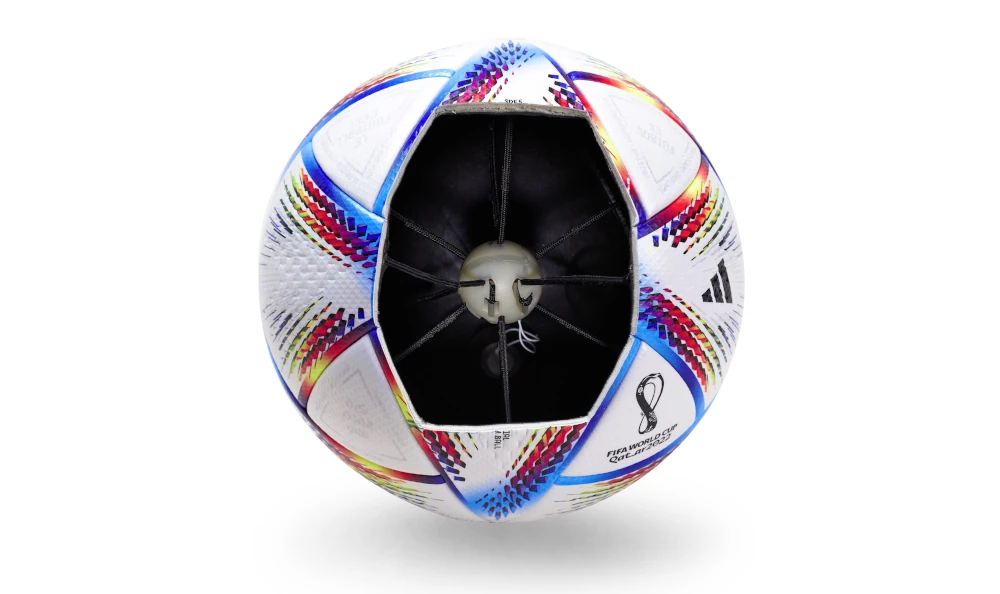 Detalhe do sensor no interior da bola oficial da Copa do Mundo no Catar.