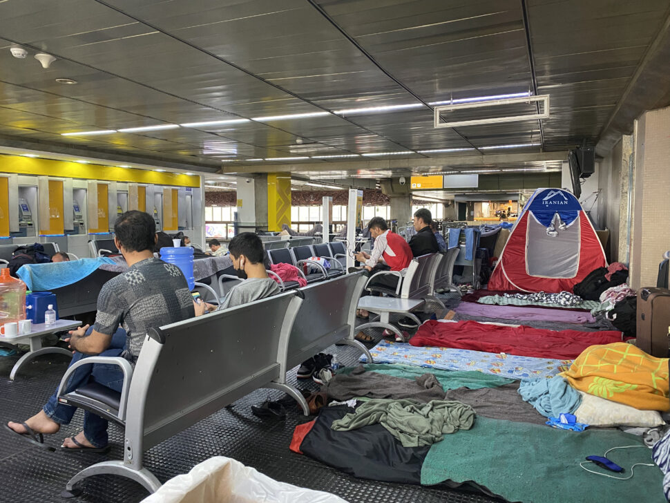 Imigrantes no aeroporto de Guarulhos