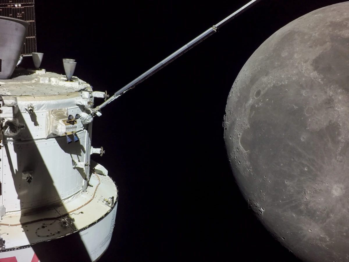 Foto captada por uma câmera na ponta de um dos painéis solares da Orion registra a superfície do lado oculto da Lua. Imagem: NASA/Divulgação