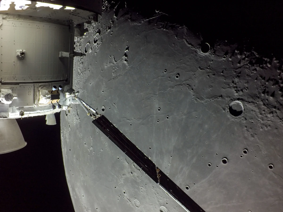 Outra porção do lado oculto da Lua, captada pela Orion na última segunda-feira (5), antes de iniciar a sua manobra de retorno à Terra. Imagem: NASA/Divulgação