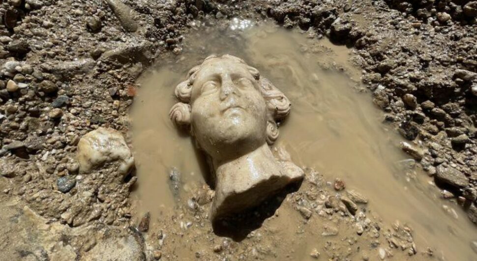 Cabeça da estátua de Eros, o deus grego do amor, é desenterrada na Turquia