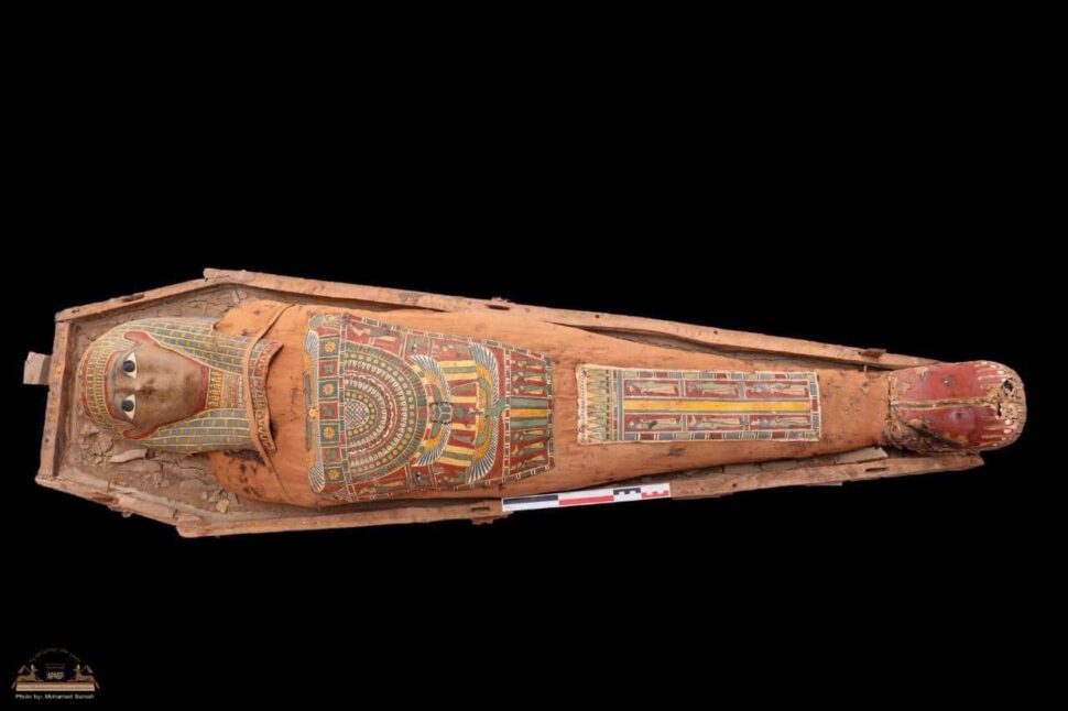 Arqueólogos descobrem raros retratos de múmias em tumba no Egito
