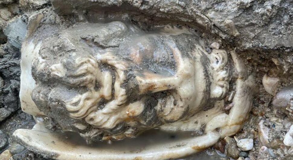Cabeça da estátua de Eros, o deus grego do amor, é desenterrada na Turquia