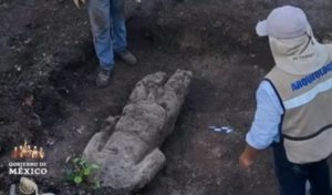 México descobre estátua maia sem cabeça em tamanho natural