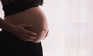 Hormônios da gravidez transformam cérebro das mulheres, diz estudo