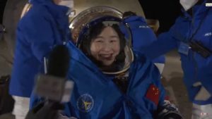 Astronautas chineses retornam à Terra após seis meses no espaço