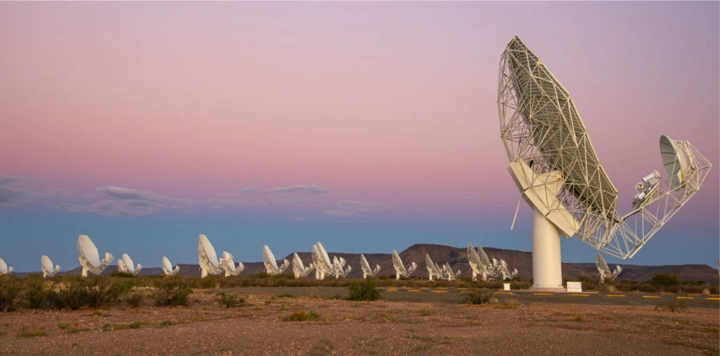 As antenas do MeerKAT, que serão usadas no projeto Listen, para a busca de ETs.