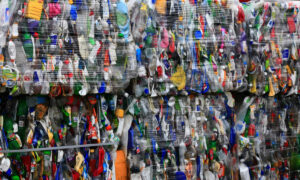 Pesquisadores estudam produção de plástico sustentável, sem usar petróleo