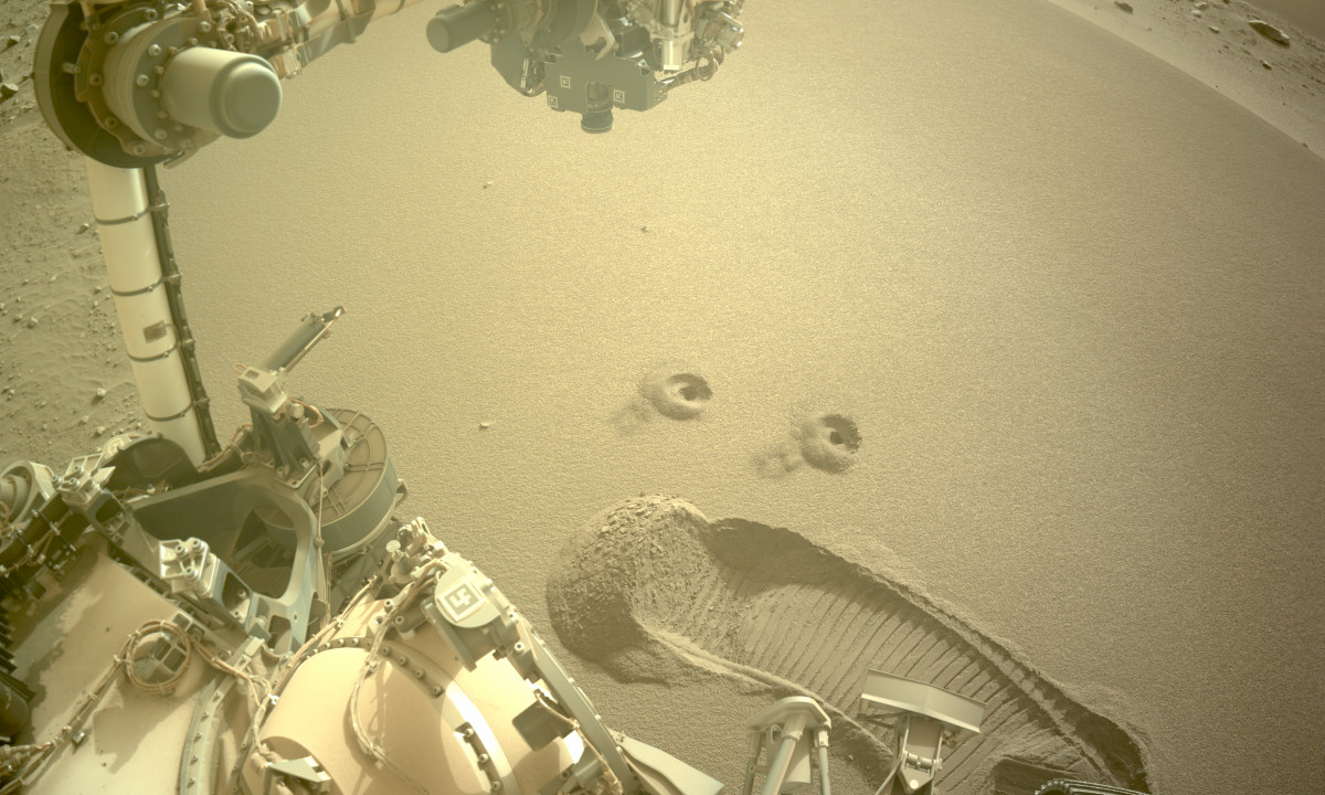 Rover da NASA coleta poeira para preparar futura missão humana a Marte