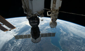 Vazamento na ISS adia caminhada de astronautas russos no espaço