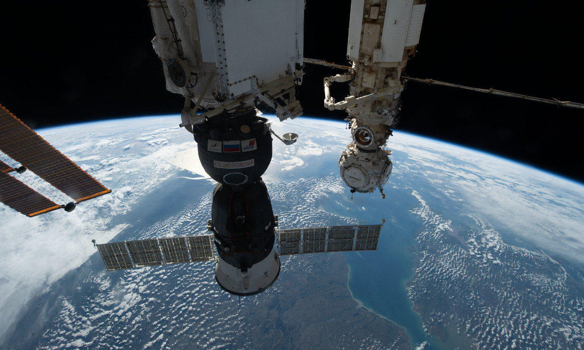 Vazamento na ISS adia caminhada de astronautas russos no espaço