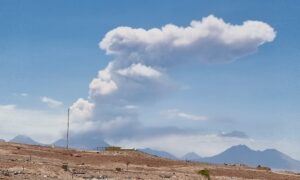 Vulcão Lascar solta nuvem gigante e dá sinais de atividade no Chile