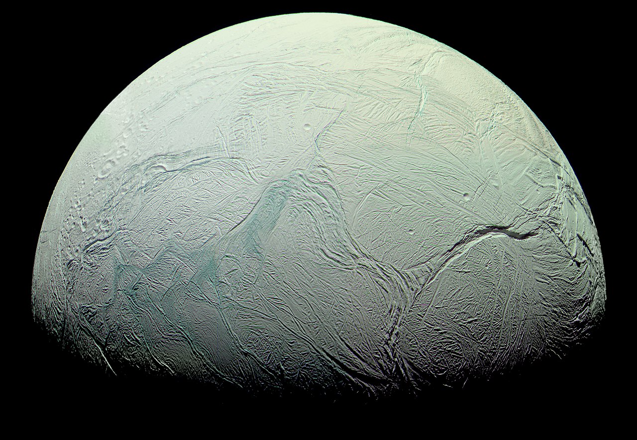 Camada de neve em Encélado, lua de Saturno, está fora do normal e aponta seca