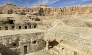 Arqueólogos encontram tumbas com 60 múmias em Luxor