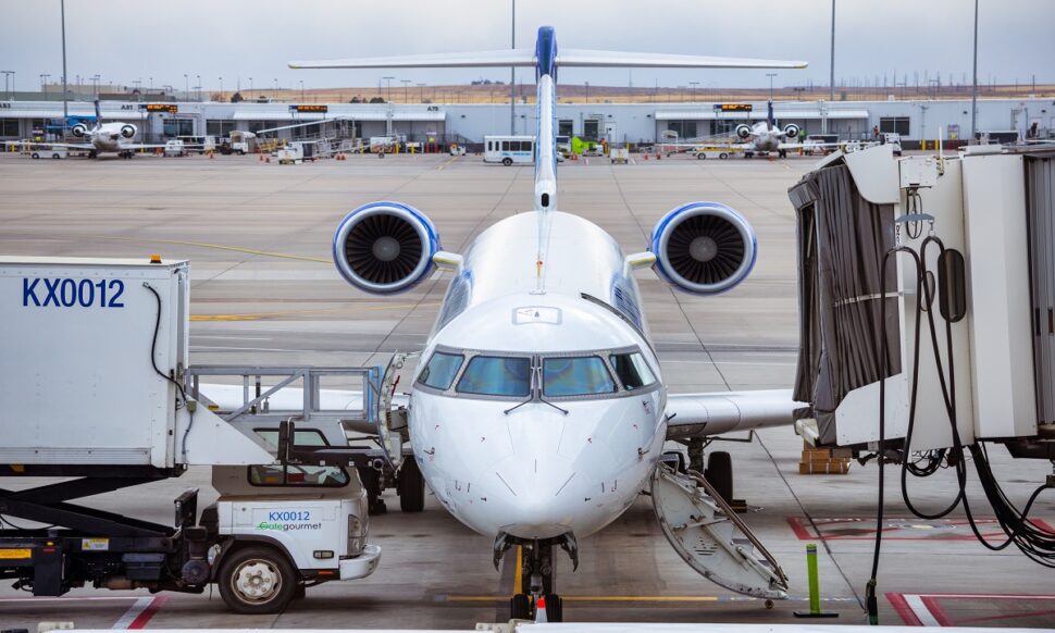 Sistema de voos dos EUA falha e atrasa decolagens em todo o país
