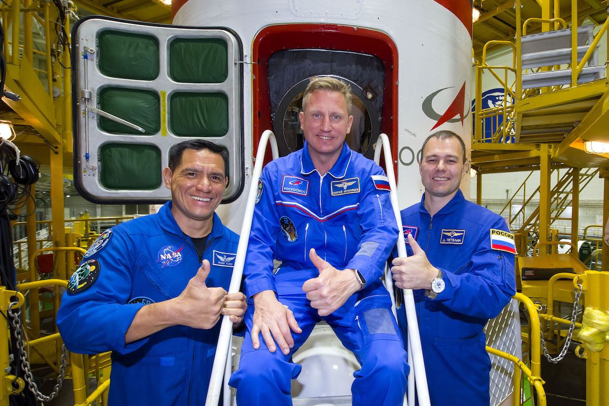 Da esquerda para a direita, o astronauta Frank Rubio, e os cosmonautas Sergey Prokopyer e Dmitry Petelin, antes do seu lançamento a bordo da Soyuz MS-22.