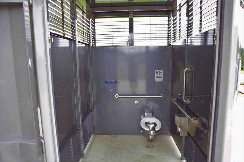 Vista do interior dos banheiros públicos desenvolvidos pela startup Portland Loo. 
