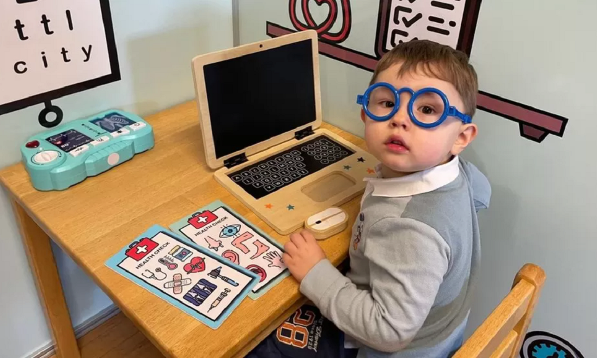 Bebê entra para Sociedade Mensa após aprender a ler sozinho aos 2 anos