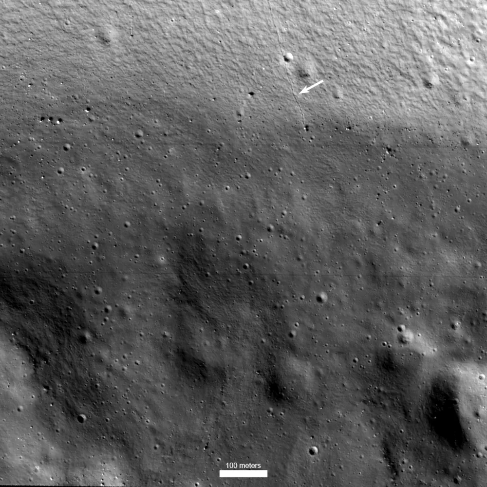 Detalhe da cratera de Shacketon, captada pela sonda Danuri. Imagem: NASA/KARI.