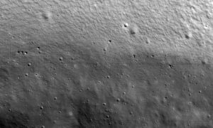 Sonda Danuri envia 1º foto de cratera escura no Polo Sul da Lua