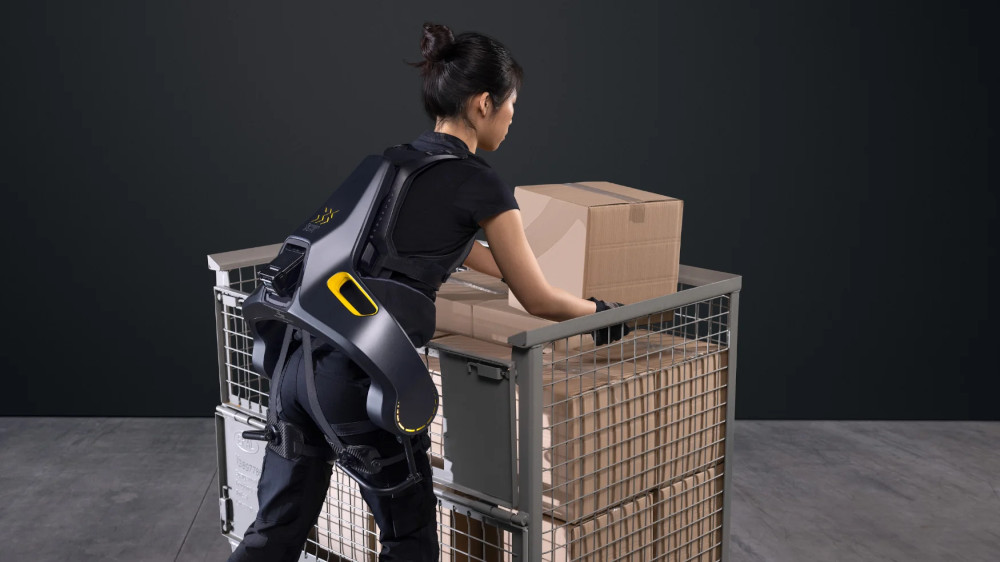 O exoesqueleto slim da German Bionic, voltado para trabalhadores que precisam carregar cargas.