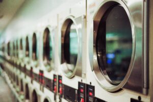Suecos iniciam pesquisa com água purificada para lavar roupas sem sabão