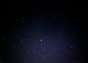 Estudo aponta que as estrelas brilham menos no céu