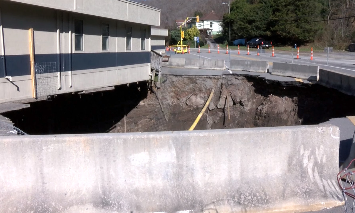 Não é só no Chile: buraco gigante nos EUA quase engole delegacia