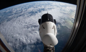 Nave da SpaceX está de prontidão para resgatar 5 astronautas da ISS
