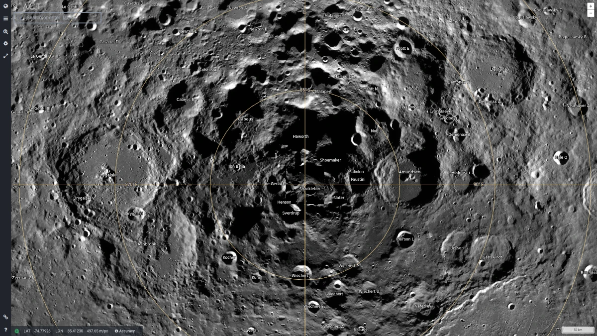 Vista do Polo Sul da Lua e as suas várias crateras sombreadas que não recebem a luz direta do Sol. A cratera Shacketon está bem próxima ao centro da foto. Imagem: Applied Coherent Technology (ACT).