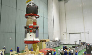 Rússia decide lançar nave de resgate para trazer 3 astronautas à Terra