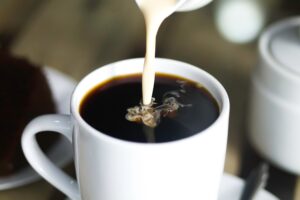 Universidade dinamarquesa descobre efeito anti inflamatório do café com leite