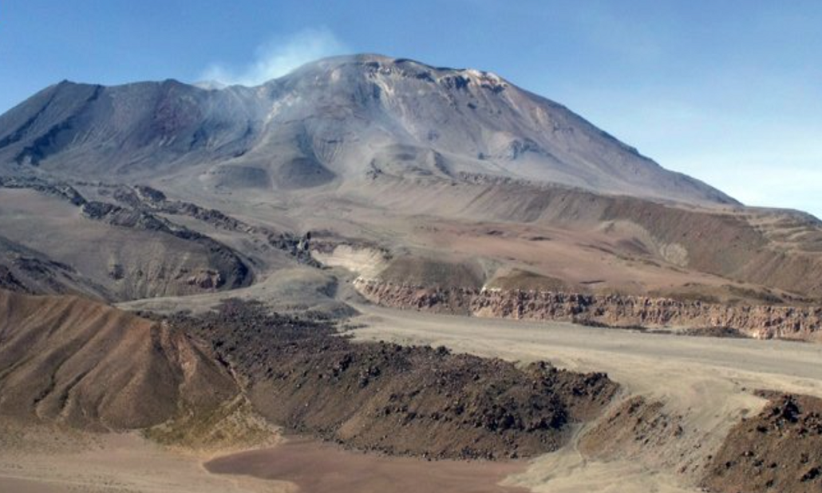 Vulcão próximo a San Pedro de Atacama, no Chile, está perto de erupção